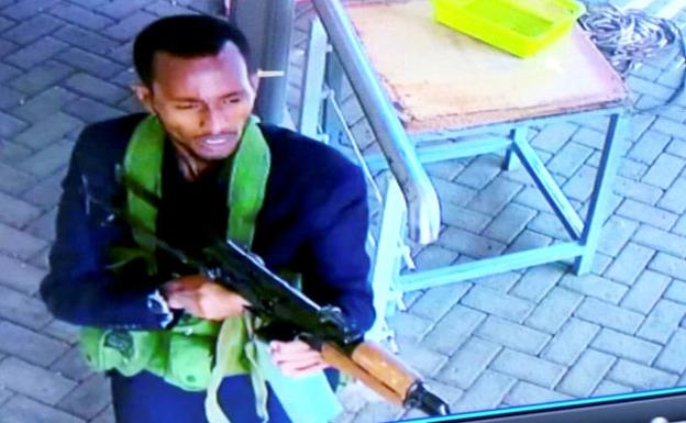 Las cámaras de seguridad muestran a un hombre armado que se dirigen a un hotel y un complejo de oficinas en Nairobi, Kenia.
