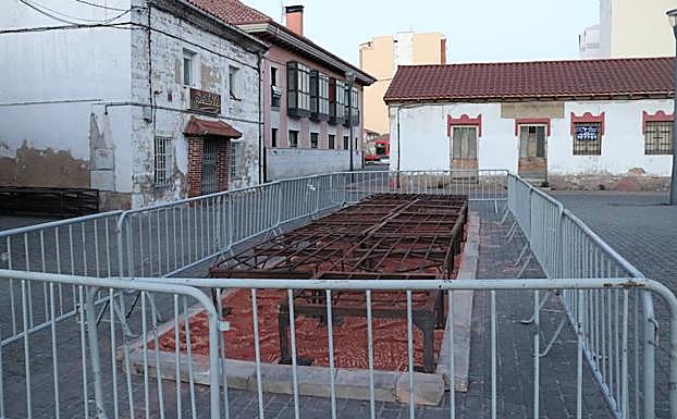 Las parrillas ya están colocadas frente a la sede de la Cofradía de San Antón.