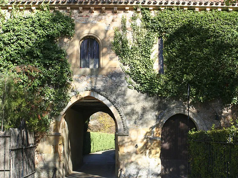 Monasterio de San Polo (Soria). En un bucólico entorno, en la orilla izquierda del río Duero, nos encontramos este monasterio, lugar de implantación de un asentamiento templario, que junto con los Hospitalarios de San Juan de Duero, eran las dos órdenes militares que defendían el acceso principal a la ciudad. El templo es de finales del S. XII o comienzos del S. XIII, se supone habitado hasta 1.312, año en el cual la Orden del Temple fue suprimida y todas estas propiedades pasaron a manos del rey que posteriormente decidió venderlas a la nobleza