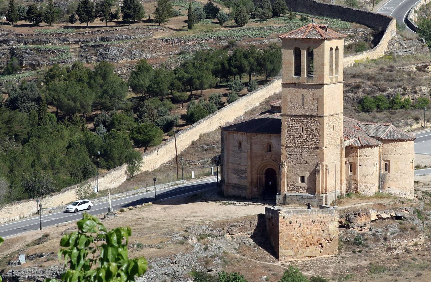 Iglesia de la Vera Cruz (Segovia). Al parecer, pudo ser construido en el siglo XII por la orden militar cristiana de los caballeros templarios, según detalló el cronista de Segovia Diego de Colmenares en su libro 'Historia de Segovia' en 1636. Sin embargo, desde 1919, existen investigaciones que apuntan a que podría ser de la Orden del Santo Sepulcro, que la consagró en 1208. Esta posibilidad se debe a una inscripción en el interior del templo, frente a la portada lateral sur, en el edículo central, donde se puede leer, "los fundadores de este templo sean colocados en sede celestial, y los que se extraviaron les acompañen en la misma. 