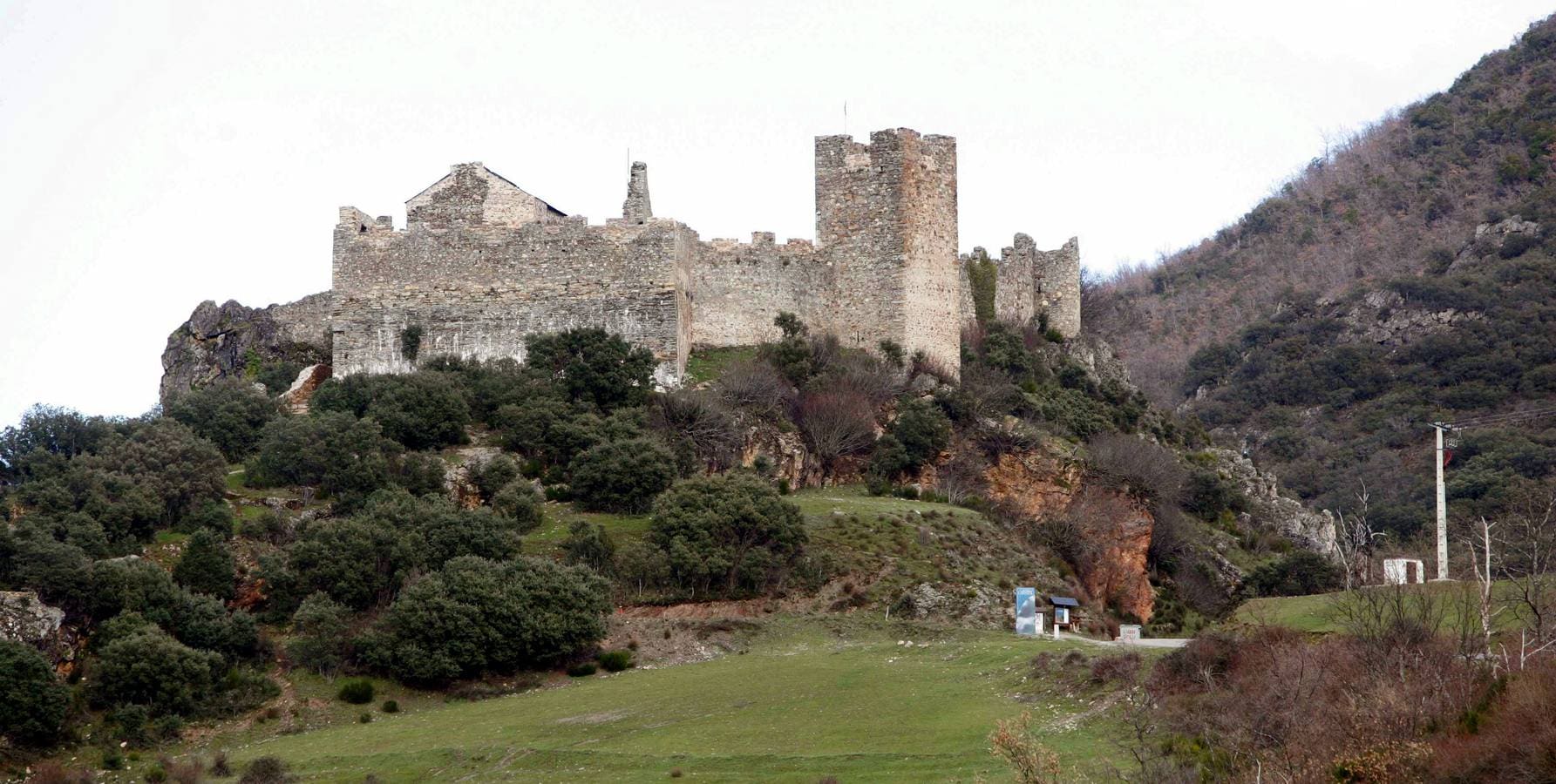 Castillo de Cornatel (León). Esta fortaleza, del siglo X, situada en el municipio de Priaranza del Bierzo, se adapta al territorio, ubicándose en una zona elevada desde donde se controla el Valle del Sil. Situado en el municipio de Priaranza del Bierzo,