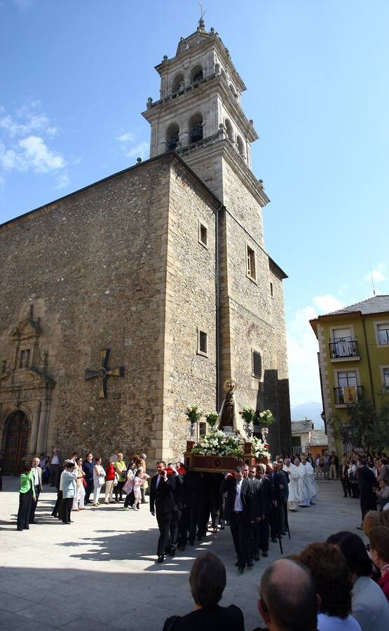 Basílica de Nuestra Señora de la Encina (Ponferrada). El templo alberga la imagen de la patrona que fue hallada, según cuenta la tradición, por los templarios en el tronco de una encina cuando construían la fortaleza, y de ahí recibe su nombre esta Basílica.