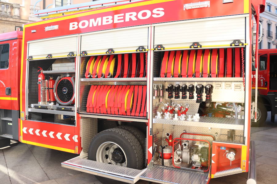 Los parques de bomberos de Oña y Briviesca estrenan vehículos para la extinción de incendios.