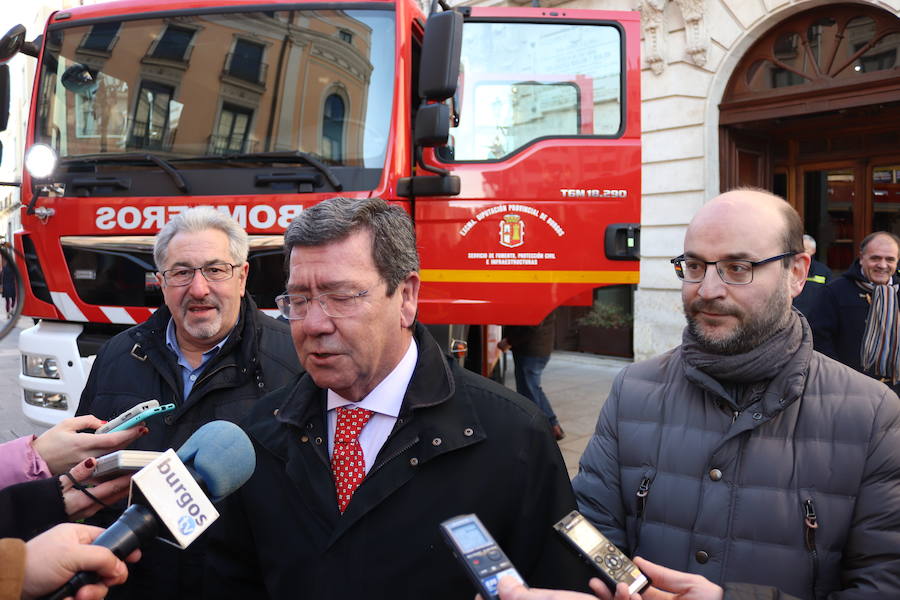 Los parques de bomberos de Oña y Briviesca estrenan vehículos para la extinción de incendios.