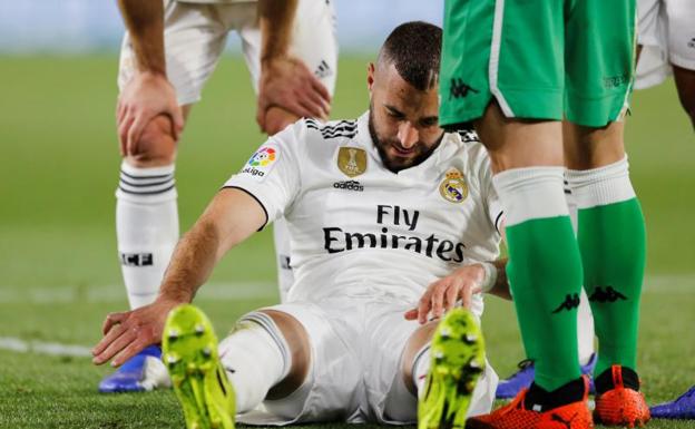 Benzema, tras lesionarse ante el Betis. 