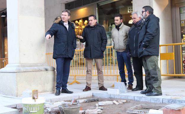 El alcalde, Javier Lacalle, visitando las obras de la plaza Mayor