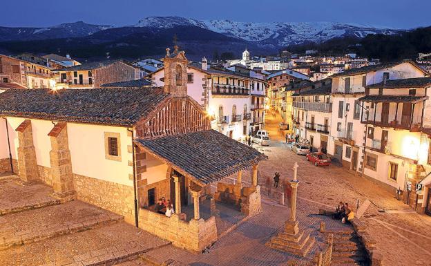 Vista nocturna de Candelario, en la Sierra de Béjar (Salamanca). 