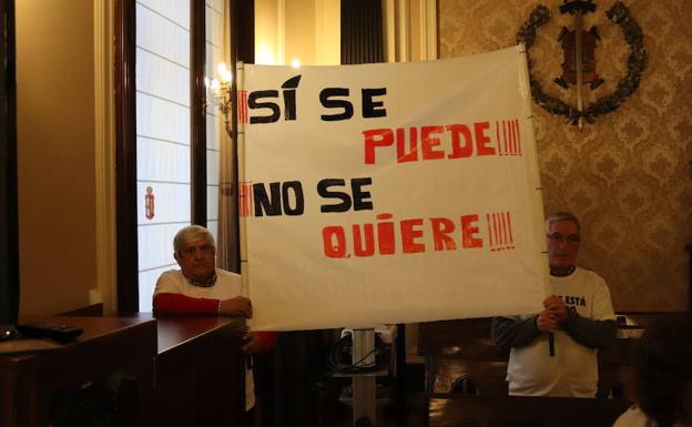 Vecinos de La Hidesilla, una urbanización de Quincoces de Yuso, que llevan manifestándose en la Diputación de Burgos desde hace varios plenos para pedir el arreglo de las calles donde residen.