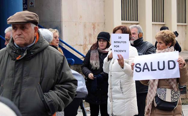 Usuarios del Centro de Salud de Los Cubos en una de las movilizaciones ante el consultorio. 