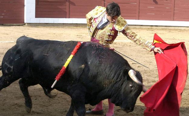 El torero Francisco Rivera Ordoñez da un pase durante la corrida de esta tarde de la Feria del 1 de Mayo de 2005, en la plaza de Olot (Gerona).