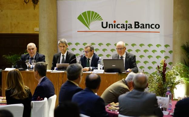 Participantes en la presentación del informe en el Casino de Salamanca.