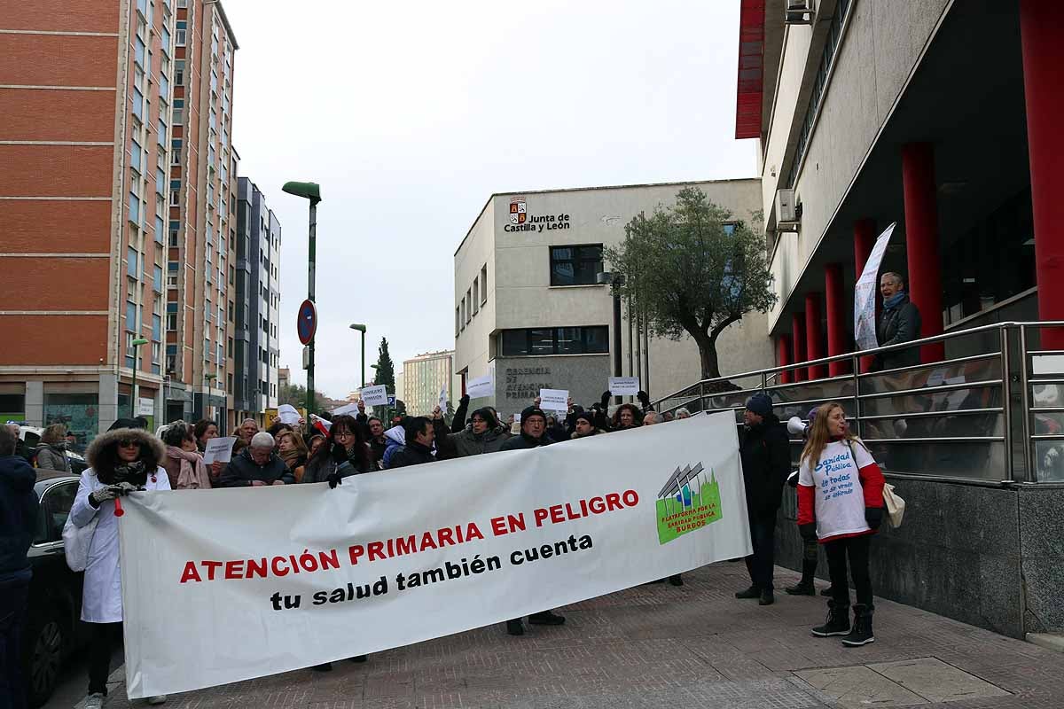 Antonio María Sáez Aguado, consejero de Sanidad, se ha reunido en Burgos con la gerente de Atención Primaria y los coordinadores de los centros de salud de la provincia. La sobrecarga laboral por la obligación de cubrir las acumulaciones, las jornadas extraordinarias y el déficit de médicos han sacado a la calle para protestar cientos de vecinos y profesionales sanitarios.