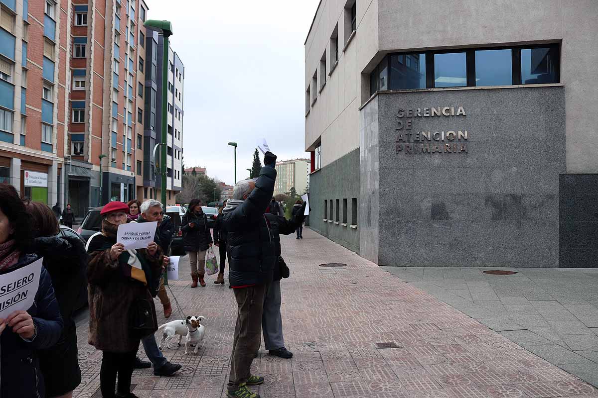 Antonio María Sáez Aguado, consejero de Sanidad, se ha reunido en Burgos con la gerente de Atención Primaria y los coordinadores de los centros de salud de la provincia. La sobrecarga laboral por la obligación de cubrir las acumulaciones, las jornadas extraordinarias y el déficit de médicos han sacado a la calle para protestar cientos de vecinos y profesionales sanitarios.