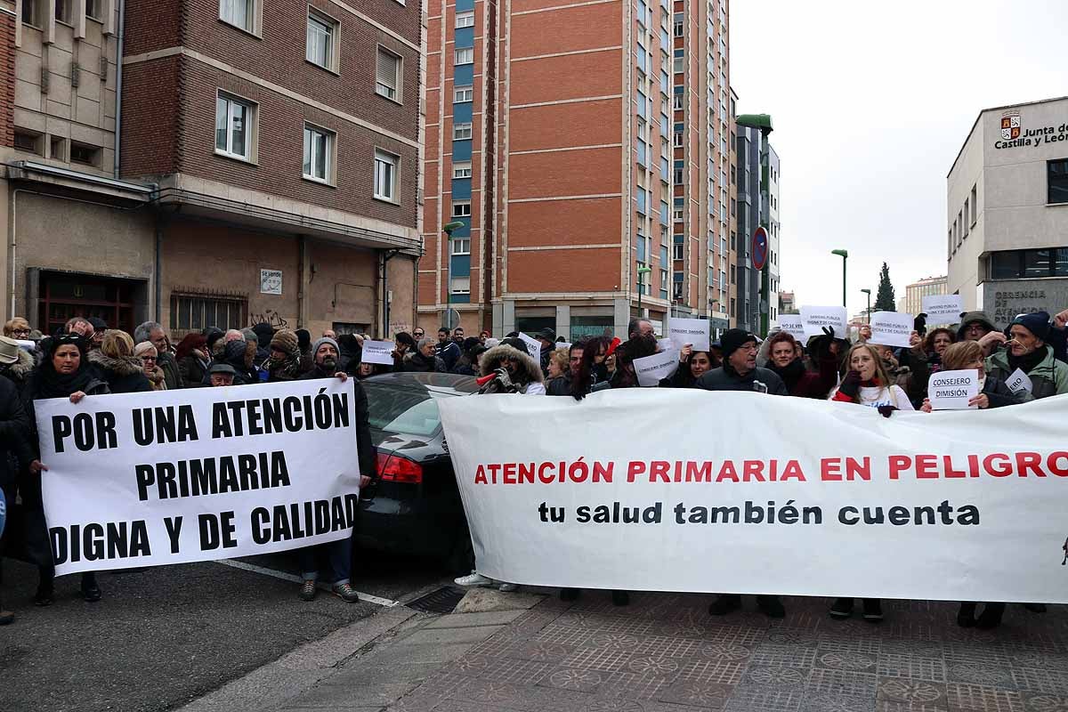 Antonio María Sáez Aguado, consejero de Sanidad, se ha reunido en Burgos con la gerente de Atención Primaria y los coordinadores de los centros de salud de la provincia. La sobrecarga laboral por la obligación de cubrir las acumulaciones, las jornadas extraordinarias y el déficit de médicos han sacado a la calle para protestar cientos de vecinos y profesionales sanitarios.