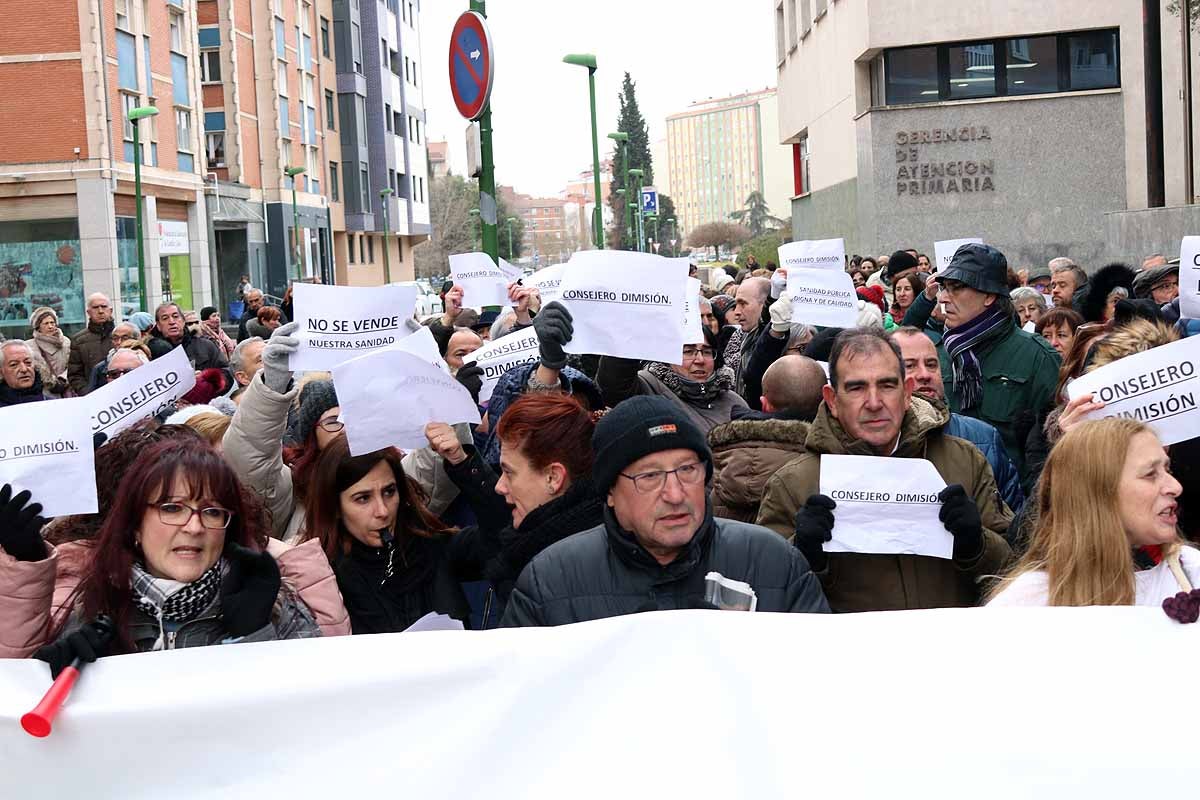 Antonio María Sáez Aguado, consejero de Sanidad, se ha reunido en Burgos con la gerente de Atención Primaria y los coordinadores de los centros de salud de la provincia. La sobrecarga laboral por la obligación de cubrir las acumulaciones, las jornadas extraordinarias y el déficit de médicos han sacado a la calle para protestar cientos de vecinos y profesionales sanitarios.