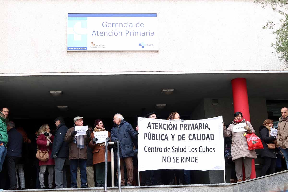 Antonio María Sáez Aguado, consejero de Sanidad, se ha reunido en Burgos con la gerente de Atención Primaria y los coordinadores de los centros de salud de la provincia. La sobrecarga laboral por la obligación de cubrir las acumulaciones, las jornadas extraordinarias y el déficit de médicos han sacado a la calle para protestar cientos de vecinos y profesionales sanitarios.