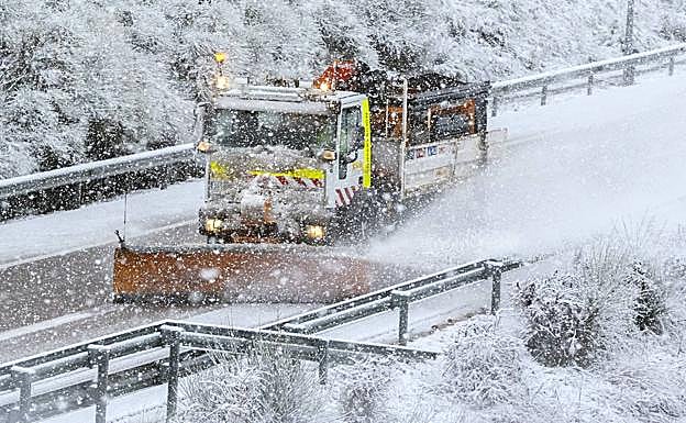 Máquina quitanieves en una carrera de Castilla y León.