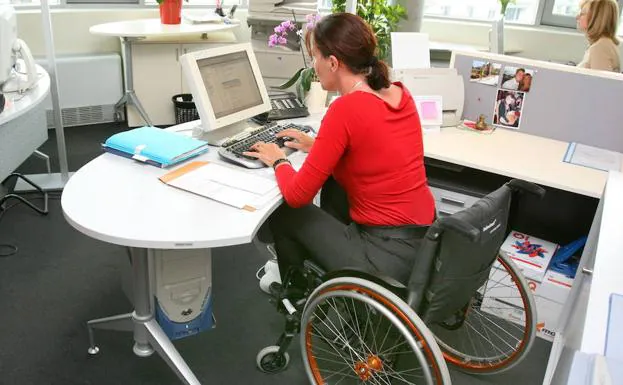 Mujer en silla de ruedas trabaja en una oficina
