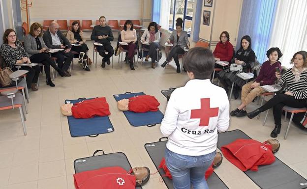 Los profesionales de la información de Burgos asisten al curso de RCP impartido por Cruz Roja en Burgos. 