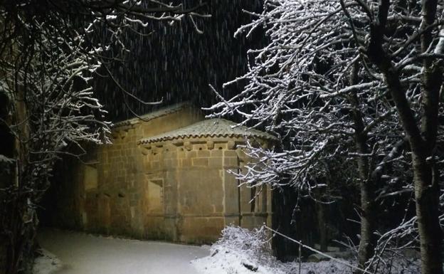 En Valle de Zamanzas un manto de unos 5 centímetros daba la bienvenida a la noche. 