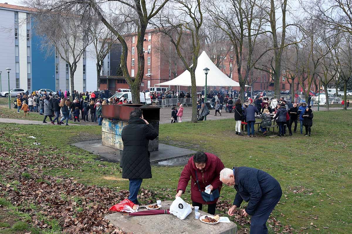 Unas 1.200 raciones de carne de cerdo se han repartido hoy en el barrio de San Cristóbal durante la fiesta de la matanza. Los vecinos, tras el último atropello a un hombre en el barrio, piden medidas para hace más segura la carretera que atraviesa la zona.