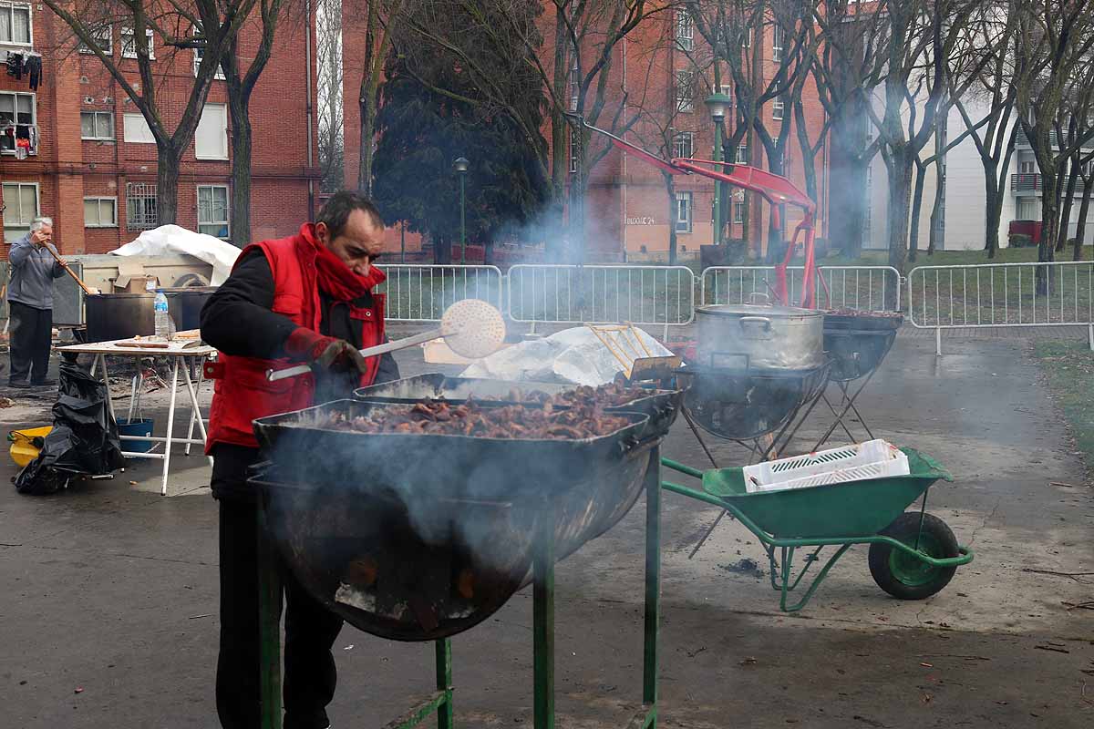 Unas 1.200 raciones de carne de cerdo se han repartido hoy en el barrio de San Cristóbal durante la fiesta de la matanza. Los vecinos, tras el último atropello a un hombre en el barrio, piden medidas para hace más segura la carretera que atraviesa la zona.