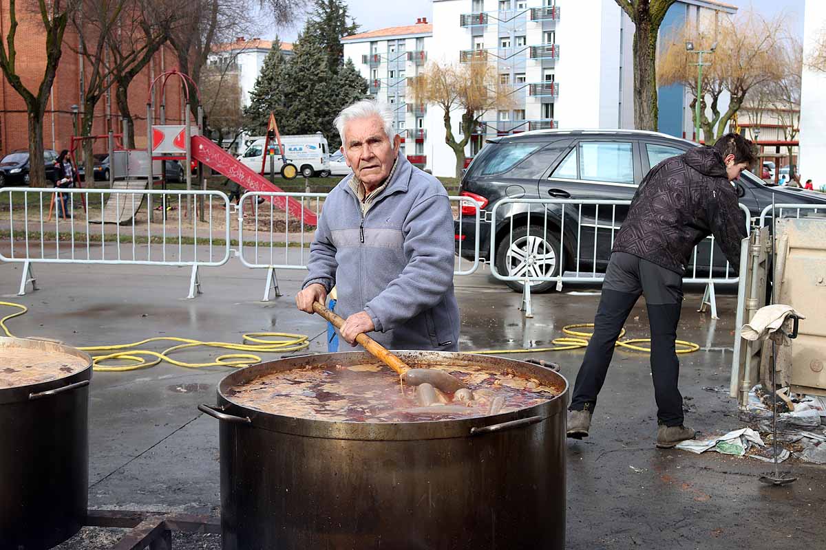 Unas 1.200 raciones de carne de cerdo se han repartido hoy en el barrio de San Cristóbal durante la fiesta de la matanza. Los vecinos, tras el último atropello a un hombre en el barrio, piden medidas para hace más segura la carretera que atraviesa la zona.