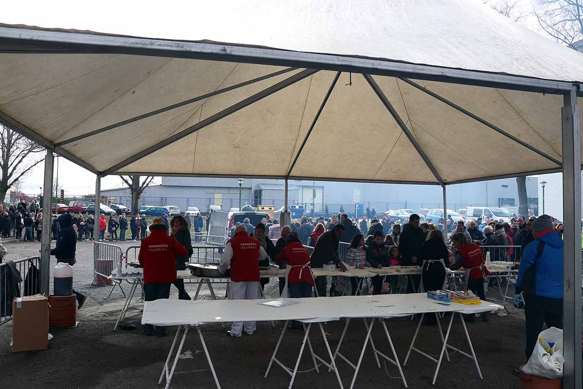 Unas 1.200 raciones de carne de cerdo se han repartido hoy en el barrio de San Cristóbal durante la fiesta de la matanza. Los vecinos, tras el último atropello a un hombre en el barrio, piden medidas para hace más segura la carretera que atraviesa la zona.