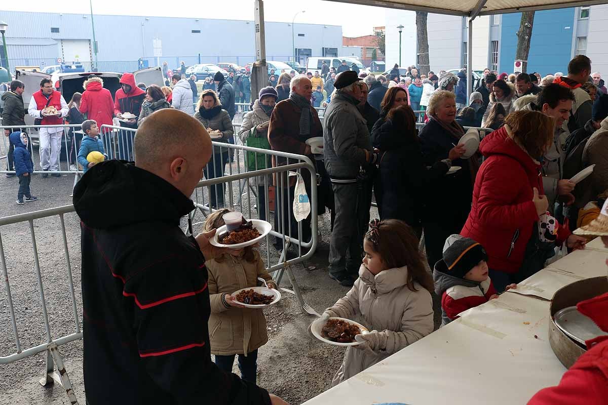 Unas 1.200 raciones de carne de cerdo se han repartido hoy en el barrio de San Cristóbal durante la fiesta de la matanza. Los vecinos, tras el último atropello a un hombre en el barrio, piden medidas para hace más segura la carretera que atraviesa la zona.