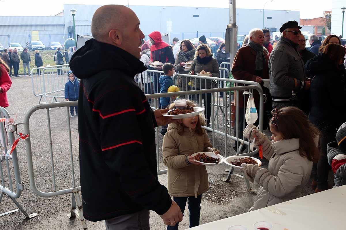 Unas 1.200 raciones de carne de cerdo se han repartido hoy en el barrio de San Cristóbal durante la fiesta de la matanza. Los vecinos, tras el último atropello a un hombre en el barrio, piden medidas para hace más segura la carretera que atraviesa la zona.