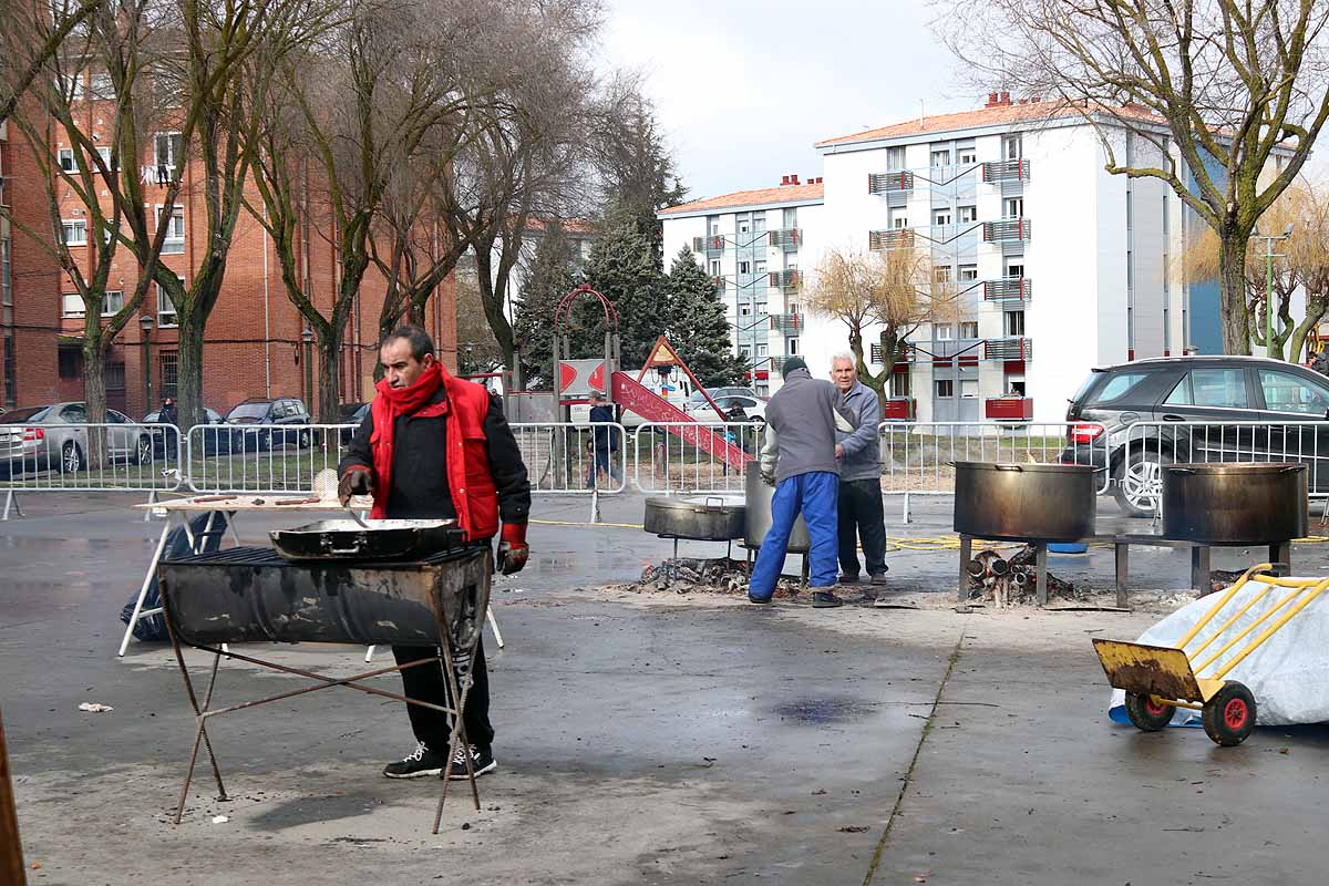 Unas 1.200 raciones de carne de cerdo se han repartido hoy en el barrio de San Cristóbal durante la fiesta de la matanza. Los vecinos, tras el último atropello a un hombre en el barrio, piden medidas para hace más segura la carretera que atraviesa la zona.