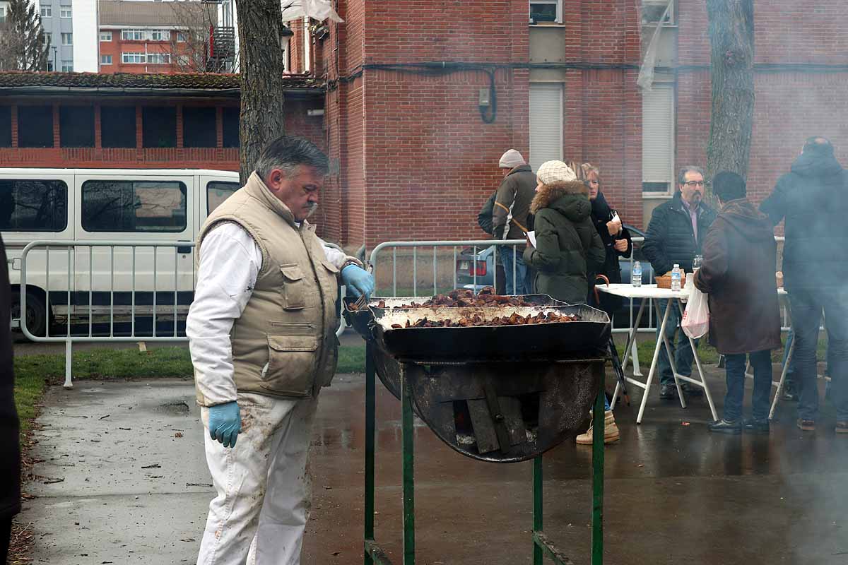 Unas 1.200 raciones de carne de cerdo se han repartido hoy en el barrio de San Cristóbal durante la fiesta de la matanza. Los vecinos, tras el último atropello a un hombre en el barrio, piden medidas para hace más segura la carretera que atraviesa la zona.