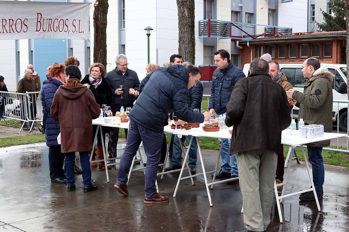 Unas 1.200 raciones de carne de cerdo se han repartido hoy en el barrio de San Cristóbal durante la fiesta de la matanza. Los vecinos, tras el último atropello a un hombre en el barrio, piden medidas para hace más segura la carretera que atraviesa la zona.