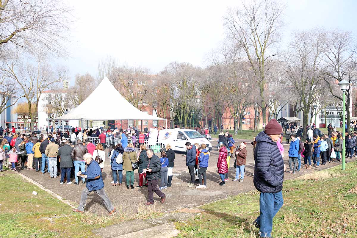 Unas 1.200 raciones de carne de cerdo se han repartido hoy en el barrio de San Cristóbal durante la fiesta de la matanza. Los vecinos, tras el último atropello a un hombre en el barrio, piden medidas para hace más segura la carretera que atraviesa la zona.