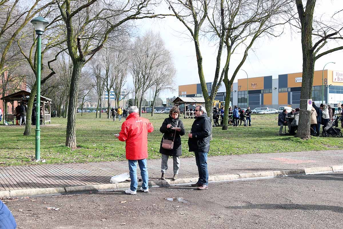 Unas 1.200 raciones de carne de cerdo se han repartido hoy en el barrio de San Cristóbal durante la fiesta de la matanza. Los vecinos, tras el último atropello a un hombre en el barrio, piden medidas para hace más segura la carretera que atraviesa la zona.