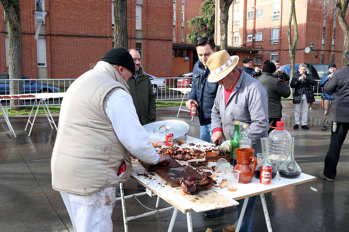 Unas 1.200 raciones de carne de cerdo se han repartido hoy en el barrio de San Cristóbal durante la fiesta de la matanza. Los vecinos, tras el último atropello a un hombre en el barrio, piden medidas para hace más segura la carretera que atraviesa la zona.