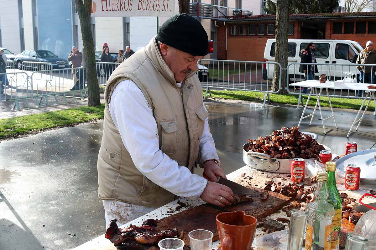 Unas 1.200 raciones de carne de cerdo se han repartido hoy en el barrio de San Cristóbal durante la fiesta de la matanza. Los vecinos, tras el último atropello a un hombre en el barrio, piden medidas para hace más segura la carretera que atraviesa la zona.