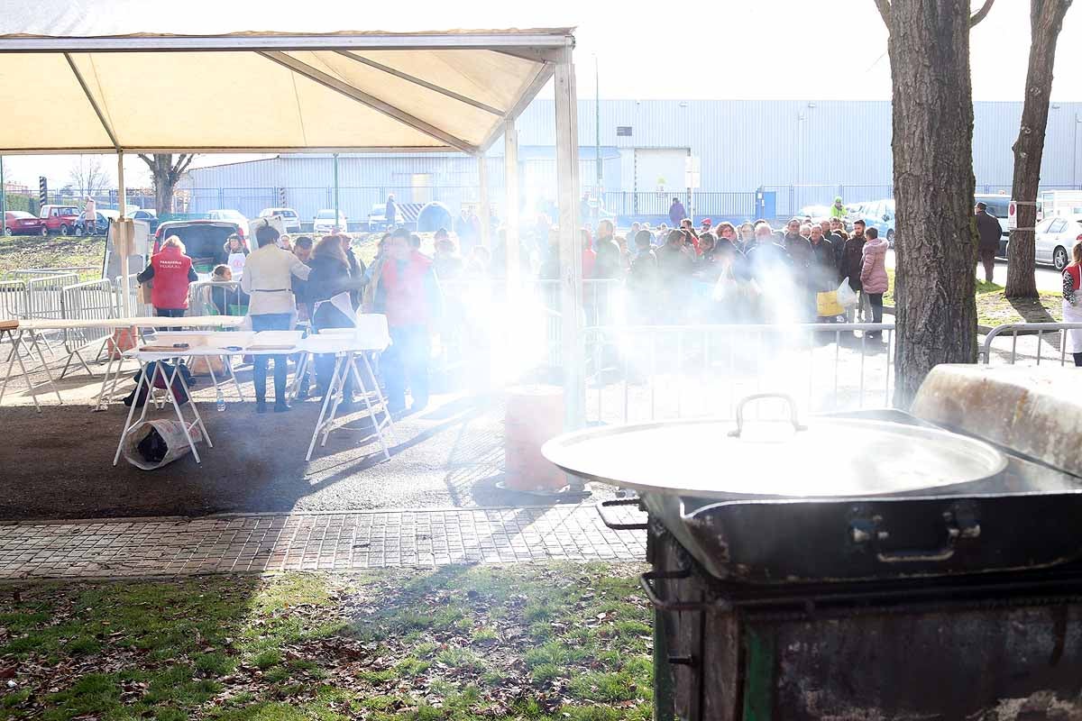 Unas 1.200 raciones de carne de cerdo se han repartido hoy en el barrio de San Cristóbal durante la fiesta de la matanza. Los vecinos, tras el último atropello a un hombre en el barrio, piden medidas para hace más segura la carretera que atraviesa la zona.