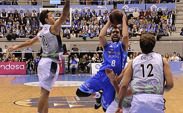 Victor Benite trata de lanzar con muchas dificultades