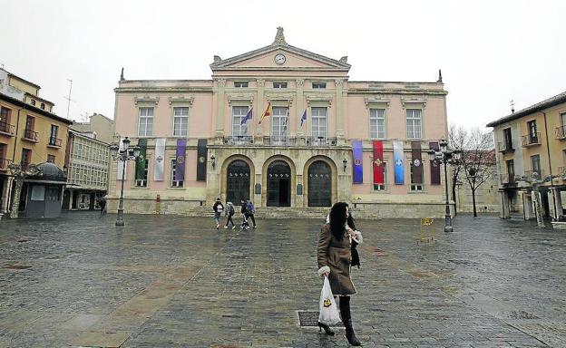 Fachada del Ayuntamiento de Palencia, donde los presupuestos han sido prorrogados. 