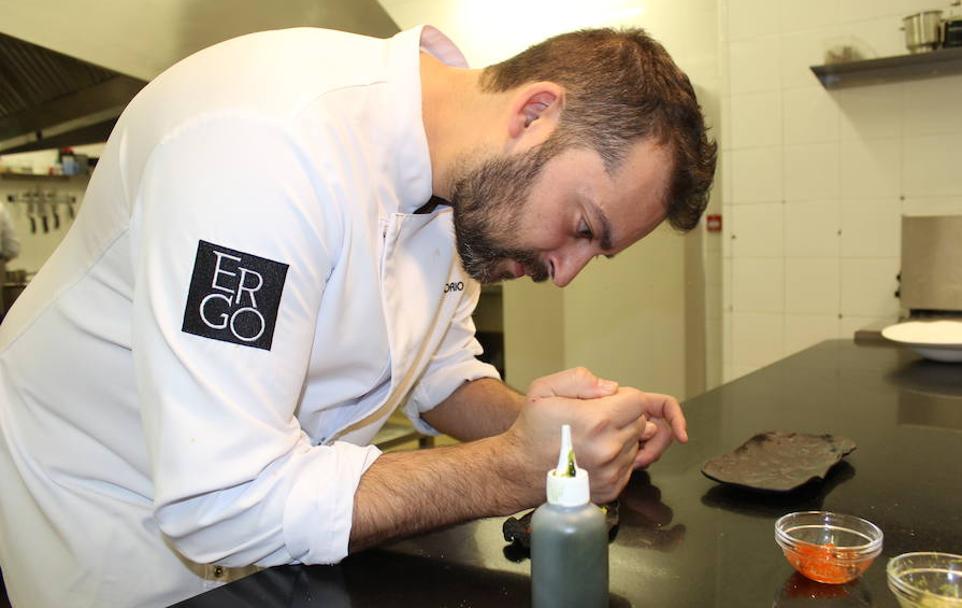 Rubén Osorio, durante la elaboración de un plato en la cocina del Ergo. 