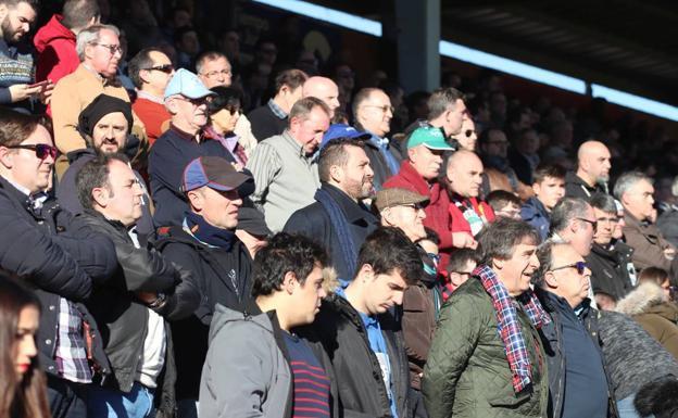 Aficionados del Burgos CF en El Plantío. 