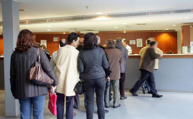 Cola en el Registro Civil de Valladolid. 