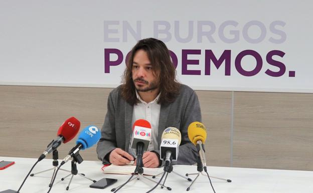 El diputado por Burgos de Podemos, Miguel Vila, durante la rueda de prensa