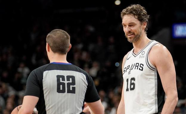 Pau Gasol habla con el árbitro. 