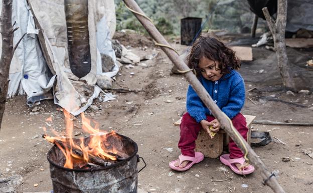 Niña en el campo de refugiados. 