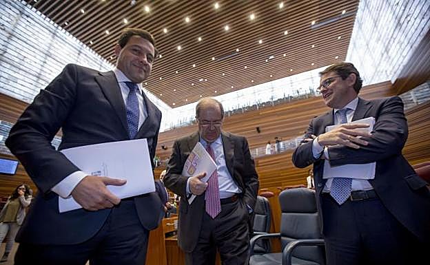 Herrera, flanqueado por De la Hoz y Mañueco.