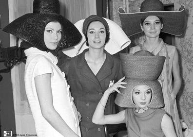 Imagen secundaria 1 - Arriba: la cantante Marisol, junto a Lola Flores (dcha) y Estrellita Castro (izq) en el bautizo del hijo de Carmen Sevilla (Madrid, 1964). Abajo: modelos durante un desfile de la firma Vargas Ochagavía (1965) y el retrato de una mujer con un mantón de Manila (1932).