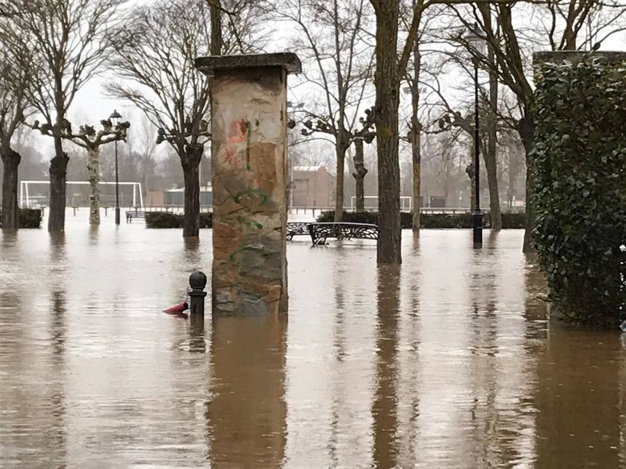 Fotos: El Nela se desborda en Villarcayo e inunda calles, carreteras y edificios