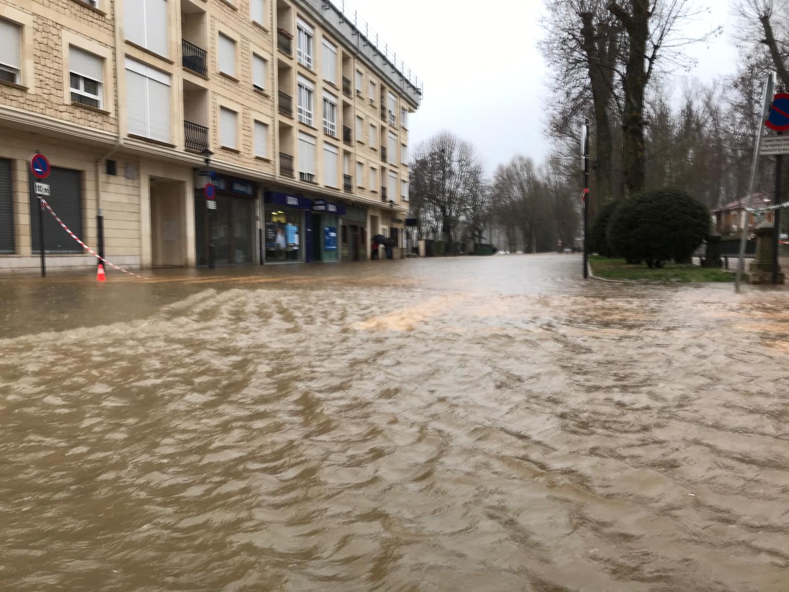 Fotos: El Nela se desborda en Villarcayo e inunda calles, carreteras y edificios